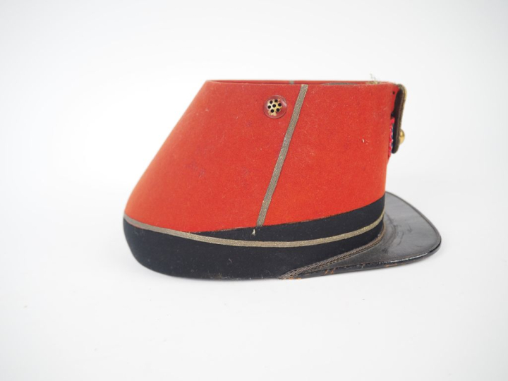 Shako de sous-lieutenant du 35e de ligne modèle 1868.  Fut recouvert d