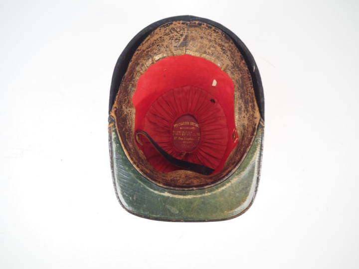Shako de sous-lieutenant du 35e de ligne modèle 1868.  Fut recouvert d