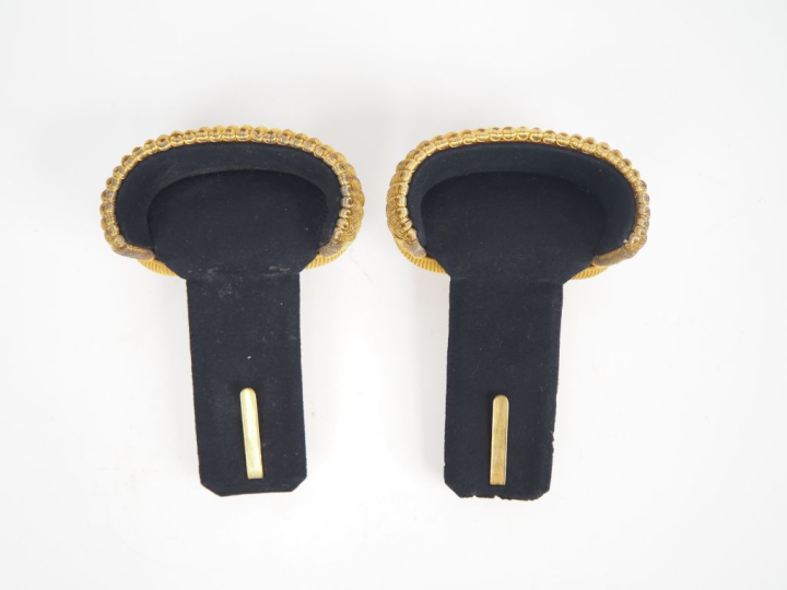 Bicorne d’officier du génie.  En feutre taupé, bordé d’un galon brodé 
