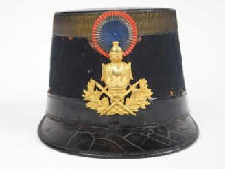 Vente aux enchères Shako d’officier du génie.  Fût recouvert de drap noir, à galons « à l