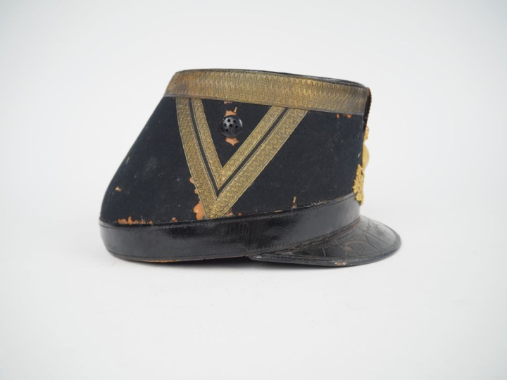 Shako d’officier du génie.  Fût recouvert de drap noir, à galons « à l