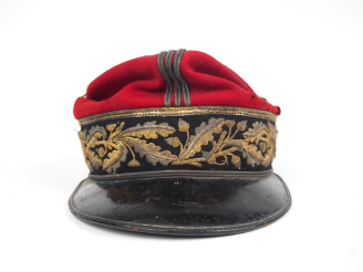 Vente aux enchères Képi de général de brigade.  Bandeau en drap noir brodé de frises de f