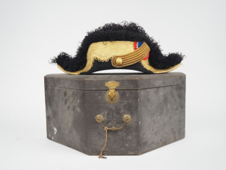 Vente aux enchères Bicorne de général de brigade, de grande tenue.  En feutre taupé, garn