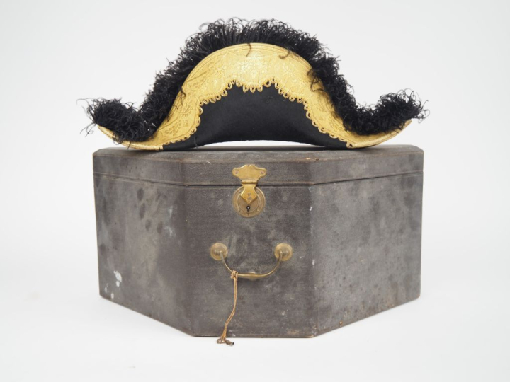 Bicorne de général de brigade, de grande tenue.  En feutre taupé, garn