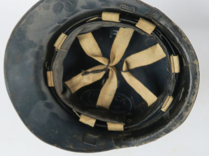 Casque modèle 1945.  Repeint en vert (éclats). Bandeau en cuir. Coiffe