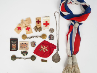 Vente aux enchères Lot de souvenirs comprenant :  -Un insigne de compagnon de France au c