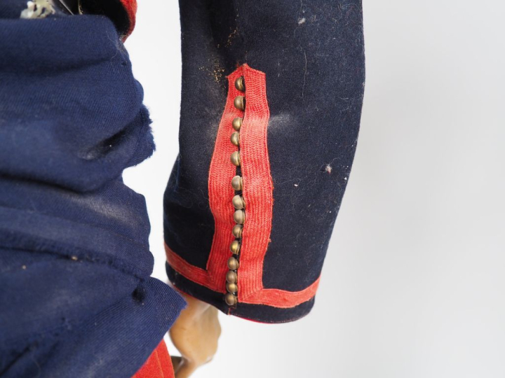 Mannequin de zouave comprenant :  -Chechia en drap garance, avec gland