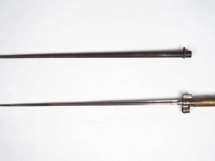 Mannequin de zouave comprenant :  -Chechia en drap garance, avec gland