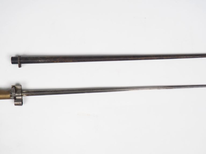 Mannequin de zouave comprenant :  -Chechia en drap garance, avec gland