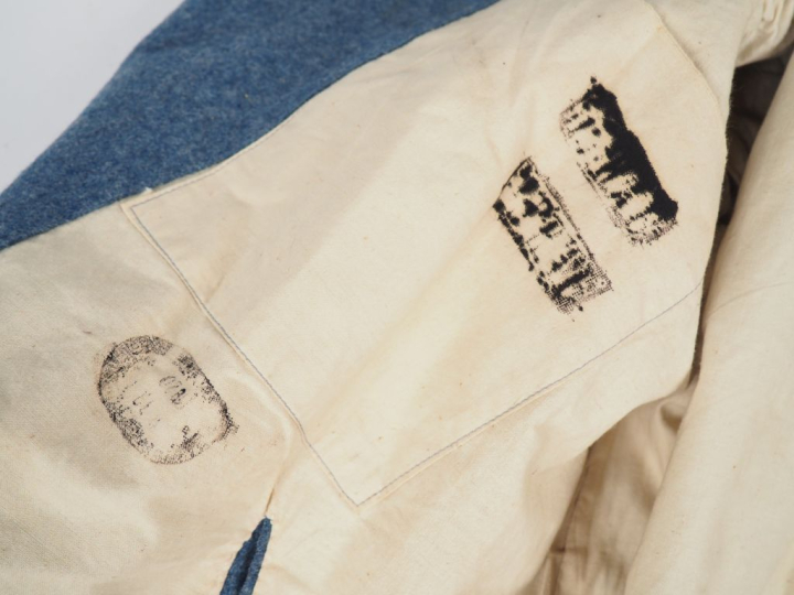 Capote en drap bleu horizon à col renversé, à deux poches diagonales f