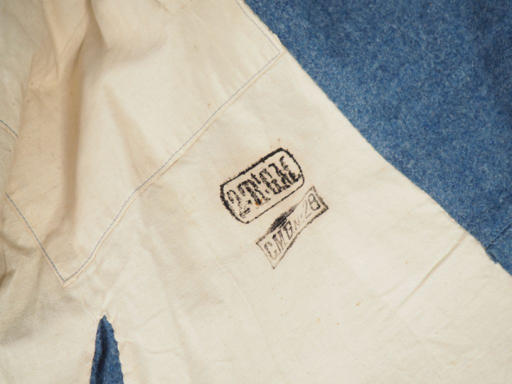 Capote en drap bleu horizon à col renversé, à deux poches diagonales f