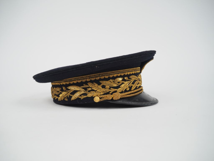 Casquette d’administrateur des colonies.  En drap bleu national, brodé