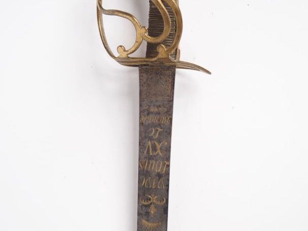 Sabre d’officier de cavalerie.  Fusée entièrement filigranée de laiton