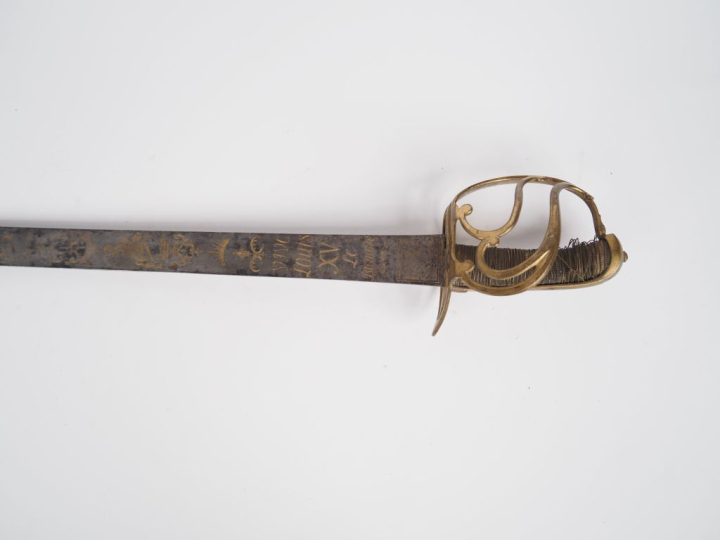 Sabre d’officier de cavalerie.  Fusée entièrement filigranée de laiton