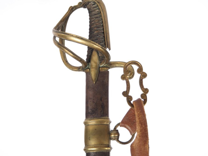 Sabre d’officier de cavalerie légère.  Poignée en bois recouverte de c