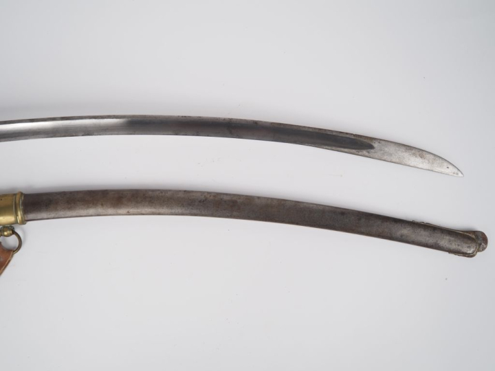 Sabre d’officier de cavalerie légère.  Poignée en bois recouverte de c