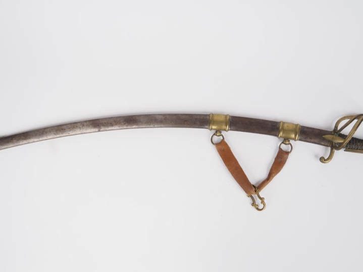 Sabre d’officier de cavalerie légère.  Poignée en bois recouverte de c