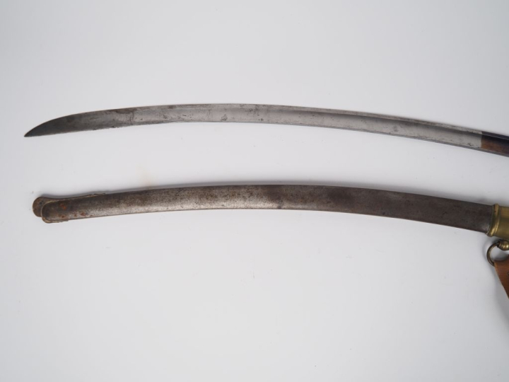 Sabre d’officier de cavalerie légère.  Poignée en bois recouverte de c