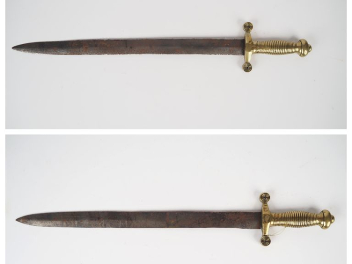 Deux glaives modèle 1831 allégé.  Montures en bronze. Lames à arête mé