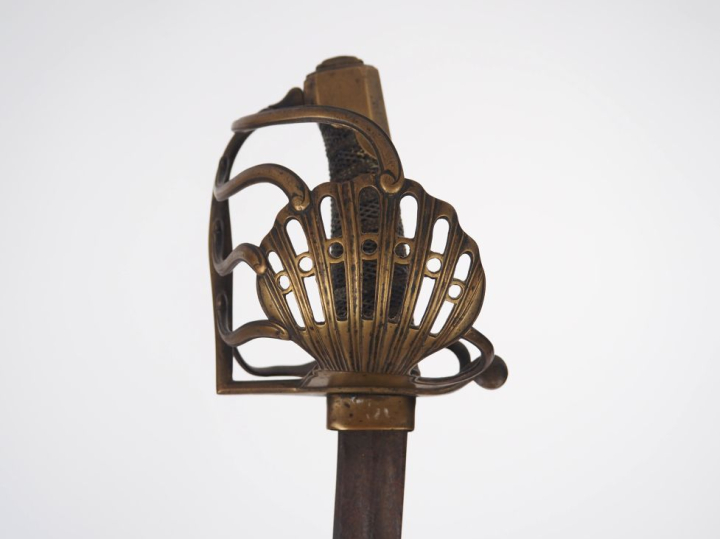 Sabre dans le goût des officiers de cavalerie lourde.  Poignée en bois