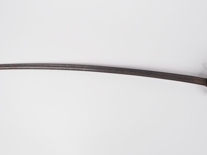 Sabre dans le goût des officiers de cavalerie lourde.  Poignée en bois