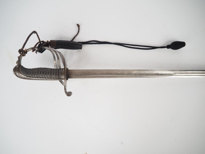 Sabre d’officier d’infanterie modèle 1882.  Poignée recouverte de galu
