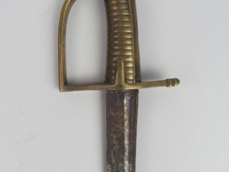 Vente aux enchères Sabre briquet modèle 1767 sans fourreau, lame plate de 630mm. (Piqures