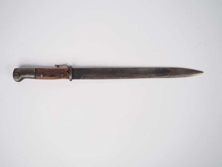 Deux baïonnettes :  -Baïonnette allemande type 84-98. EM. SF. Longueur