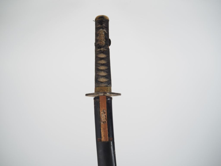 Sabre Wakizashi.  Poignée recouverte de galuchat avec tressage et menu
