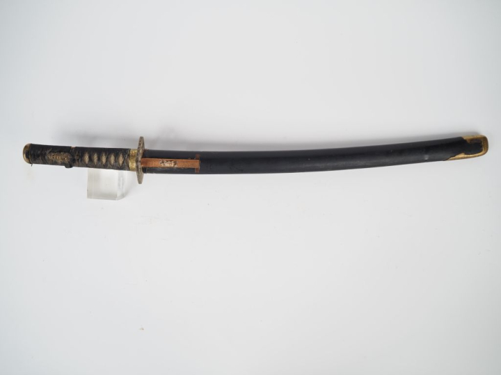 Sabre Wakizashi.  Poignée recouverte de galuchat avec tressage et menu