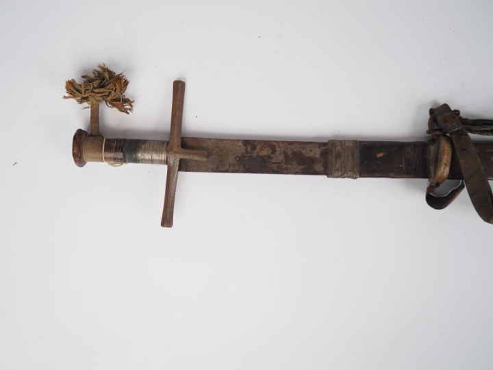 Épée africaine de type « Kaskara »  Poignée recouverte de métal argent