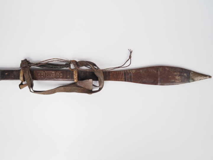 Épée africaine de type « Kaskara »  Poignée recouverte de métal argent