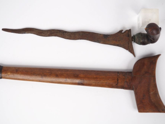 Vente aux enchères Poignard malais « Kriss »  Poignée et fourreau en bois. Lame oxydée fl