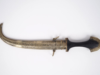 Vente aux enchères Poignard Koumyah de fabrication moderne. Longueur : 39 cm.   Poignée e