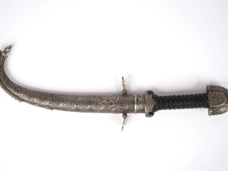 Vente aux enchères Poignard Koumyah de fabrication moderne.  Longueur : 43,5 cm.  Poignée