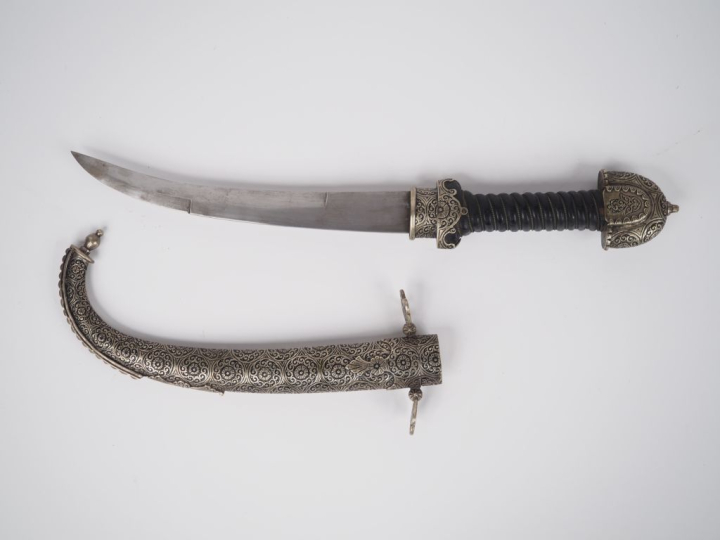Poignard Koumyah de fabrication moderne.  Longueur : 43,5 cm.  Poignée