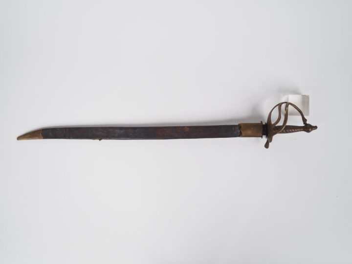 Sabre de cavalerie.  Monture en laiton, garde à trois branches. Lame d