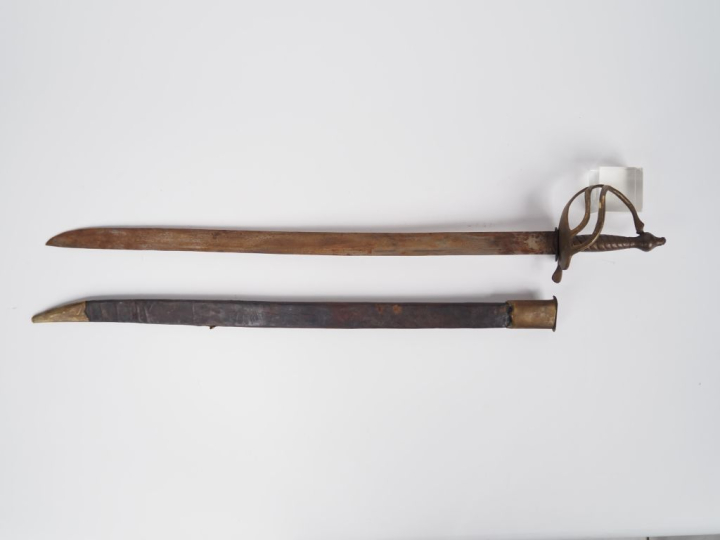 Sabre de cavalerie.  Monture en laiton, garde à trois branches. Lame d