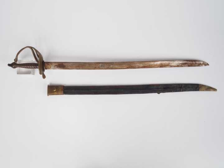 Sabre de cavalerie.  Monture en laiton, garde à trois branches. Lame d