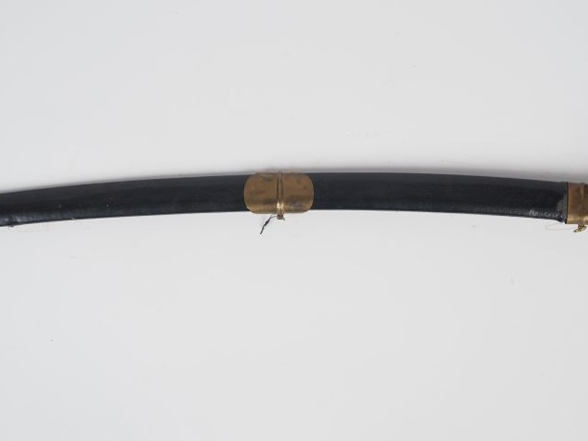 Sabre moderne de fabrication indienne.  Fourreau façon cuir à trois ga