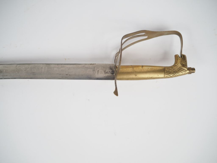 Sabre moderne de fabrication indienne.  Fourreau façon cuir à trois ga