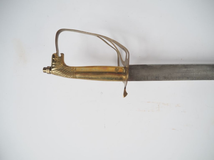 Sabre moderne de fabrication indienne.  Fourreau façon cuir à trois ga