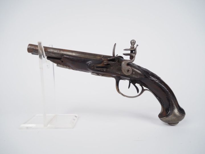 Pistolet double à silex.  Garnitures en fer.  Crosse en noyer. Longueu