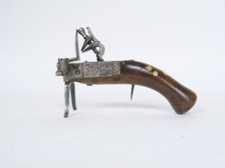 Vente aux enchères Beau pistolet briquet à silex.  Mécanique visible côté droit avec chie
