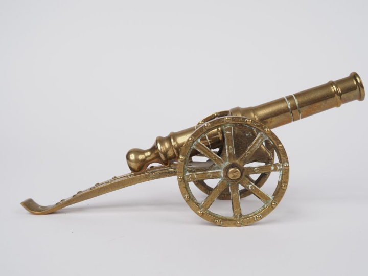 Petit canon en laiton.  Sur affut à roues à rayon.  Longueur : 23 cm. 