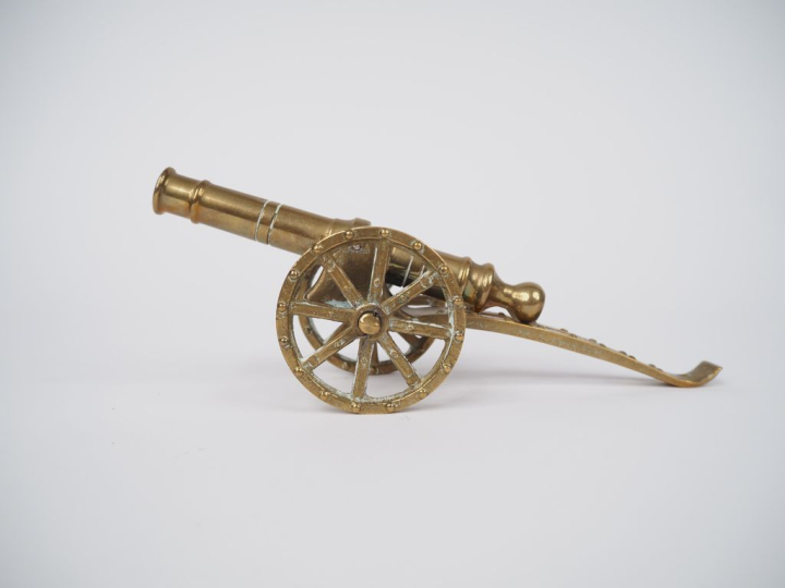Petit canon en laiton.  Sur affut à roues à rayon.  Longueur : 23 cm. 