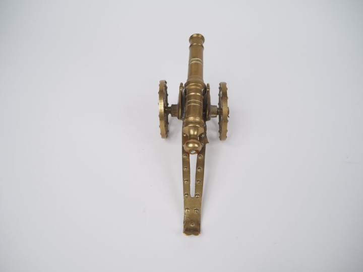 Petit canon en laiton.  Sur affut à roues à rayon.  Longueur : 23 cm. 