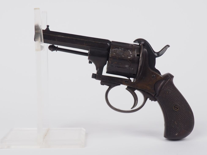 Revolver à broche, cinq coups, calibre 9 mm.   Canon à pans. Plaquette