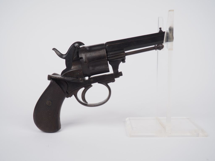 Revolver à broche, cinq coups, calibre 9 mm.   Canon à pans. Plaquette