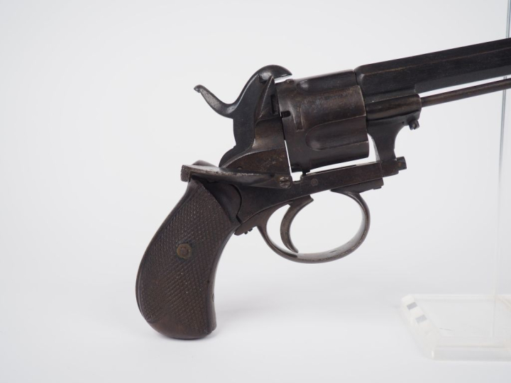 Revolver à broche, cinq coups, calibre 9 mm.   Canon à pans. Plaquette